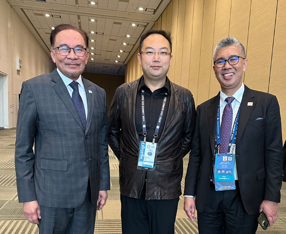 馬來西亞首相安華（左一）、APEC籌委會(huì)聯(lián)合主席徐鵬（中）、馬來西亞商務(wù)部長TENGKU ZAFRUL TENGKU ABDUL AZIZ（右一）